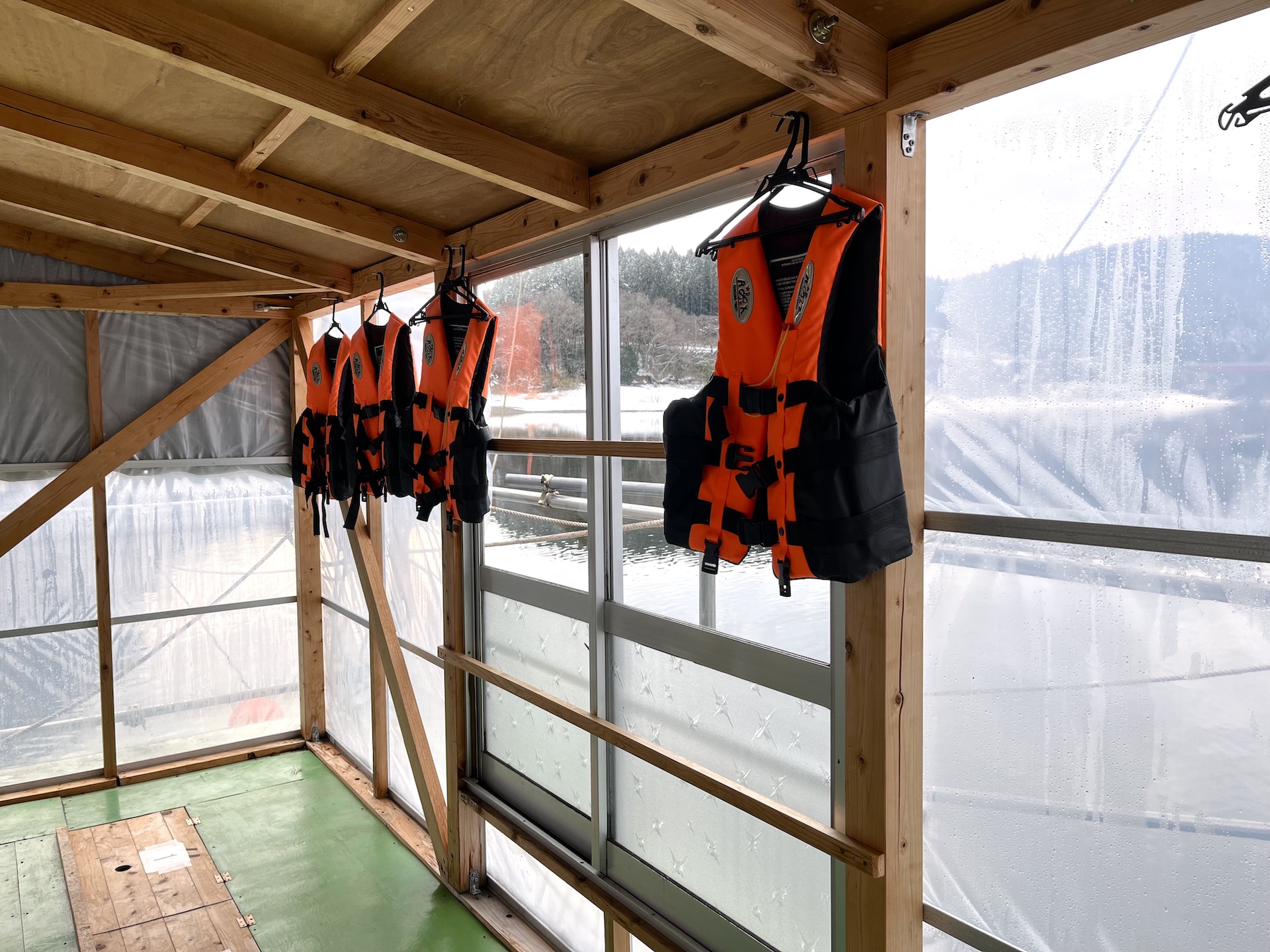 ドーム船内はしっかりとした窓ガラス付きで、救命胴衣も完備されている