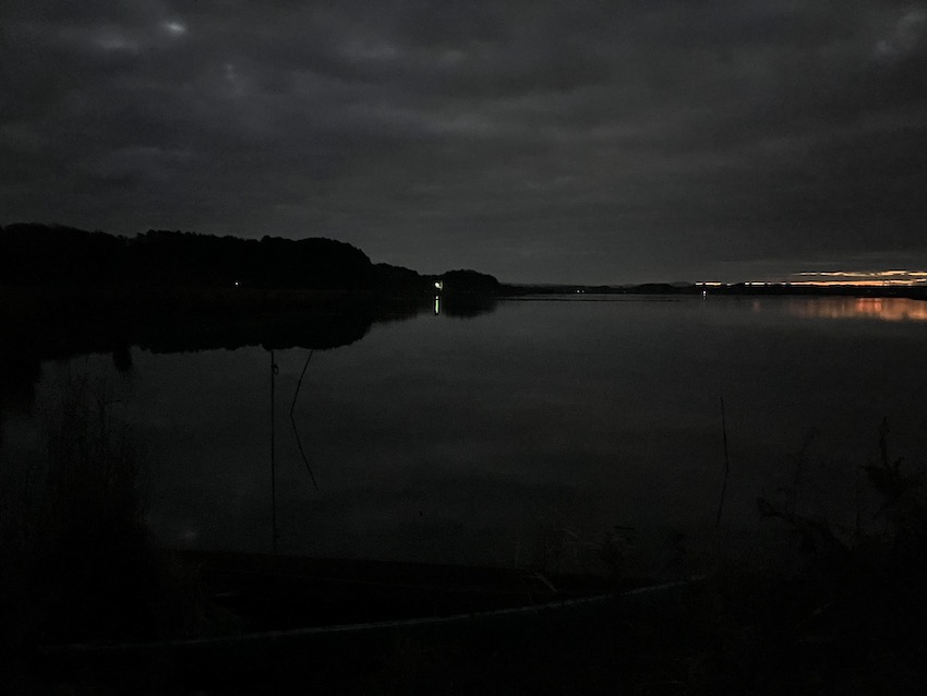 夜明け前の伊豆沼。まだ周囲は真っ暗闇。