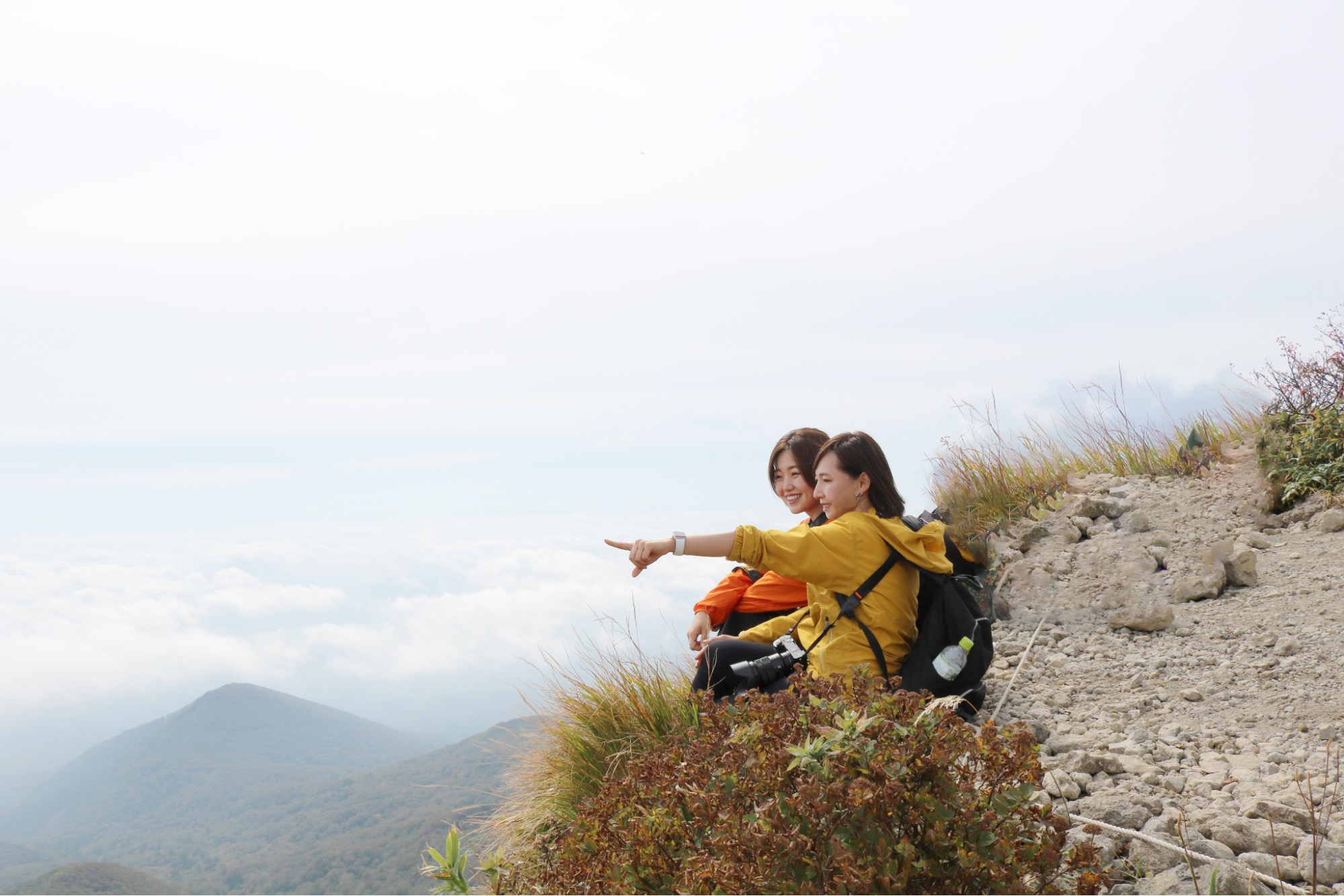山頂からの風景を楽しむ二人の女性