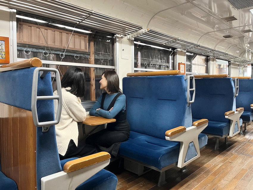 ボックス型の座席が並び、木材の暖かさは昭和の喫茶店のような懐かしさがある