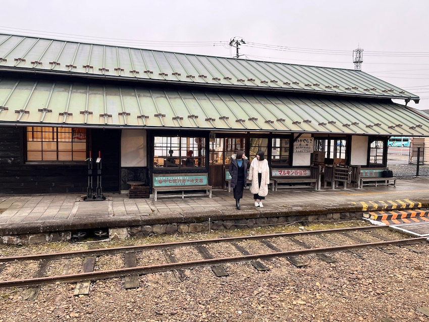 旧若柳駅のホームで、かつて同じ地で電車を待っていた人々に思いを馳せる二人。