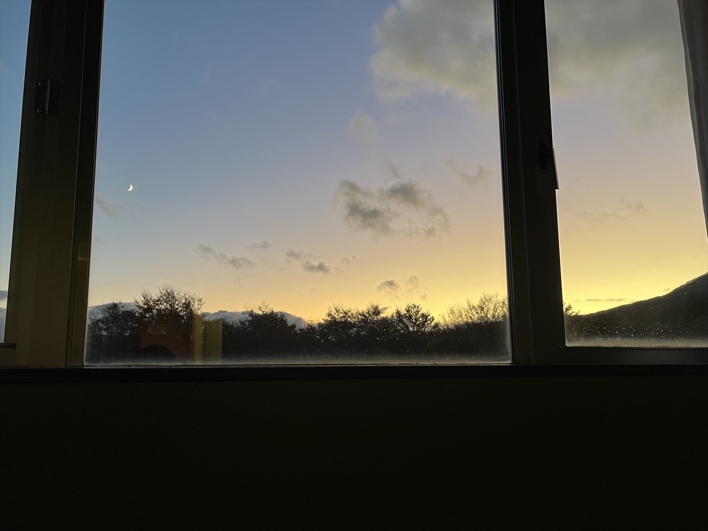 部屋の窓から見渡せる美しい夕日も絶景