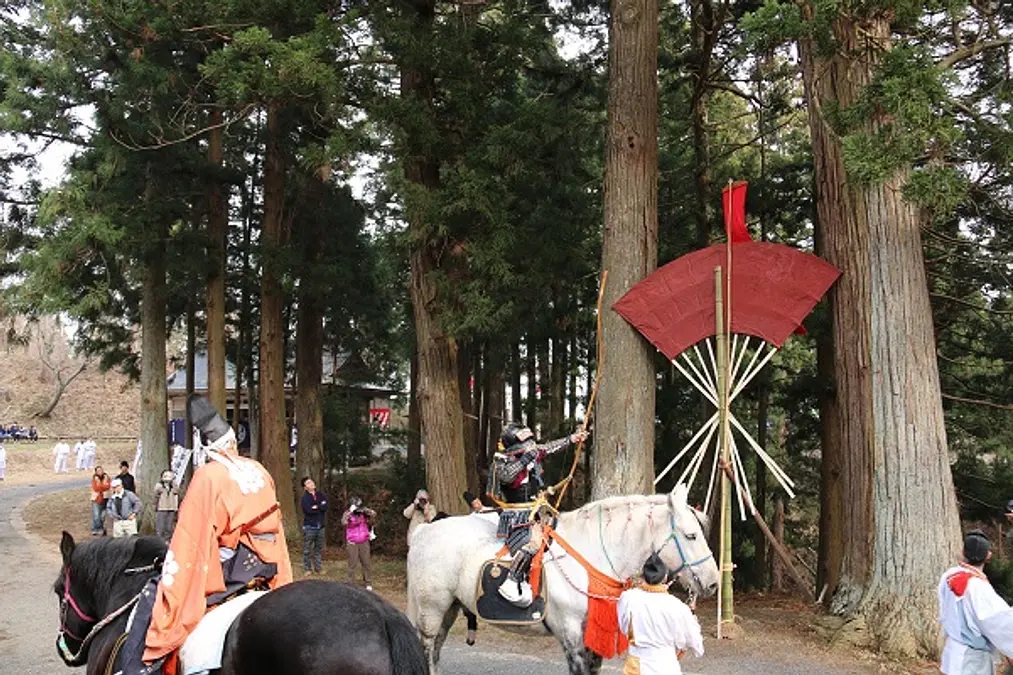 馬上から扇の的を狙う馬乗渡し