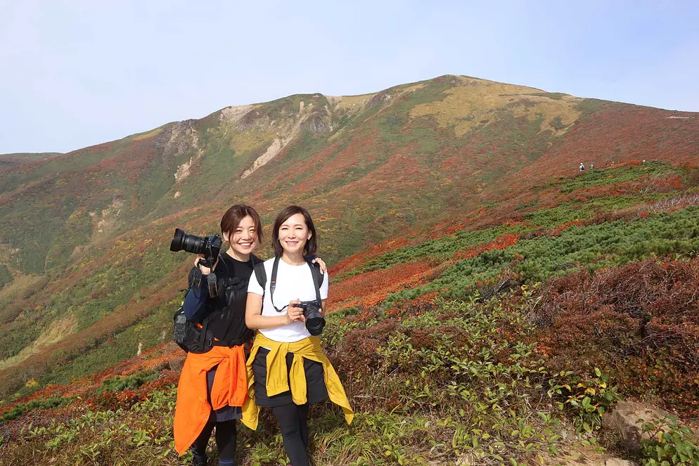 神の絨毯と呼ばれる美しい栗駒山の紅葉をバックに記念撮影