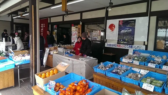 栗原市内の農家の方が栽培した野菜類・きのこ類が並ぶ