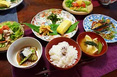 家主がつくった米や野菜、そばと地元産の農産物を使った創作和食が楽しめる