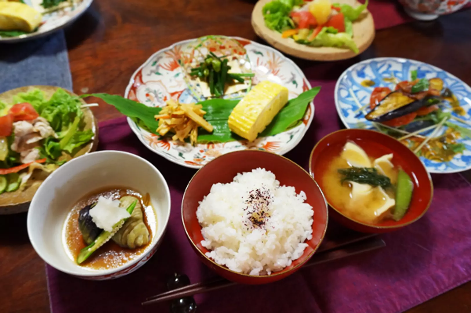 家主がつくった米や野菜、そばと地元産の農産物を使った創作和食が楽しめる