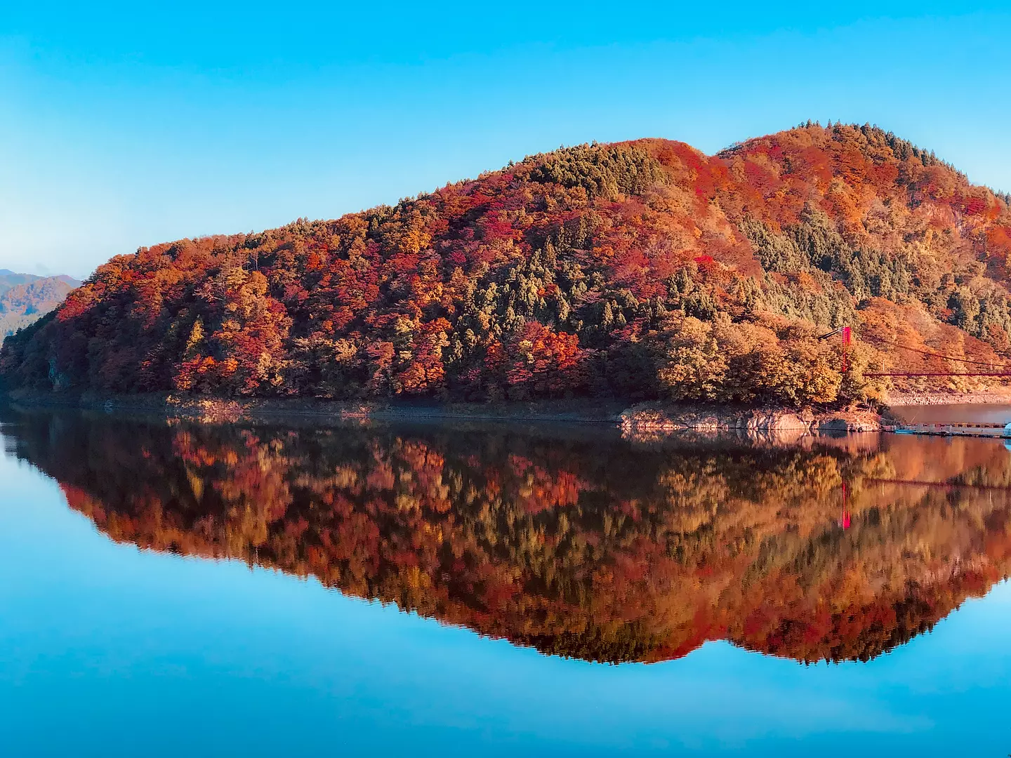 紅葉の赤と黄が湖面に映える